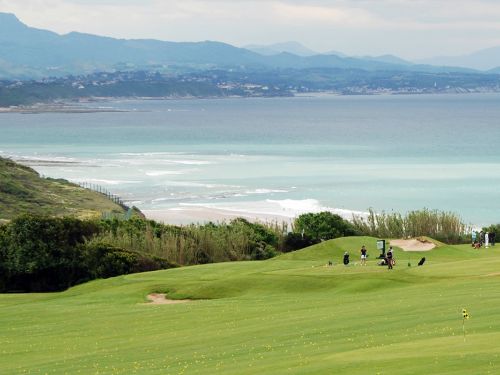 Venez passer un bon moment en famille dans l'un des Golfs de la région du Pays Basque situées à proximité de l'Hôtel Le Relais Saint Jacques